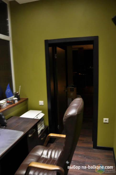 Превращение лоджии в роскошный кабинет с горчичными стенами и коричневыми предметами интерьера