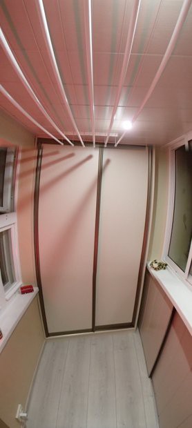Балкон 3,1 кв.м с диванчиком, шкафов-купе и зоной хранения под окном