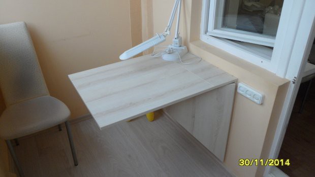 Балкон с антресолью под потолком и столиком для работы (15 фото)
