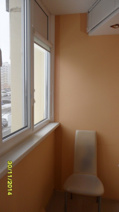 Балкон с антресолью под потолком и столиком для работы (15 фото)
