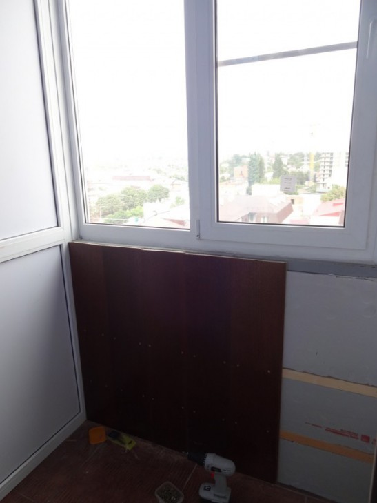 Рабочий кабинет на балконе с облицовкой деревянными панелями